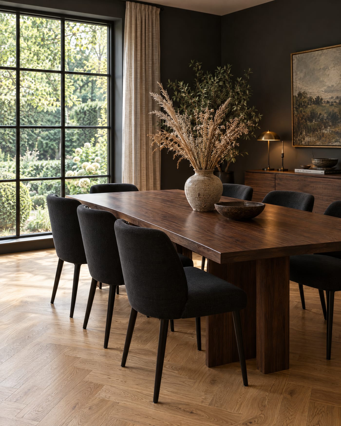 Eetkamer met donkere houten tafel op een eiken visgraat vloer